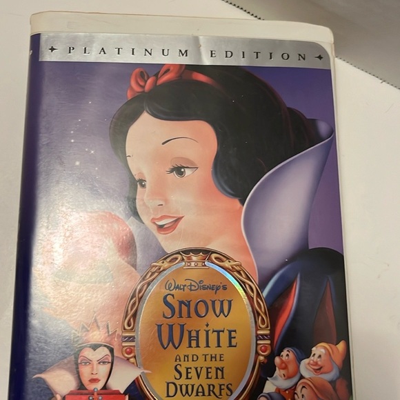 Walt Disney's Snow White and the Seven Dwarfs Platinum Edition VHS - Picture 2 of 8